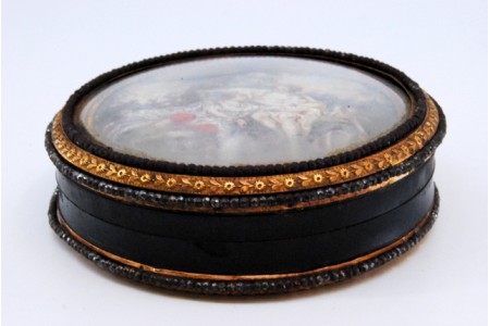 Caixa de Toilette em ouro sobre tartaruga com cena galante na tampa amovível.